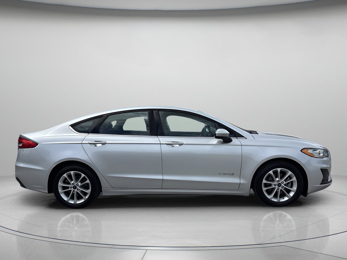 2019 Ford Fusion Hybrid SE photo 2