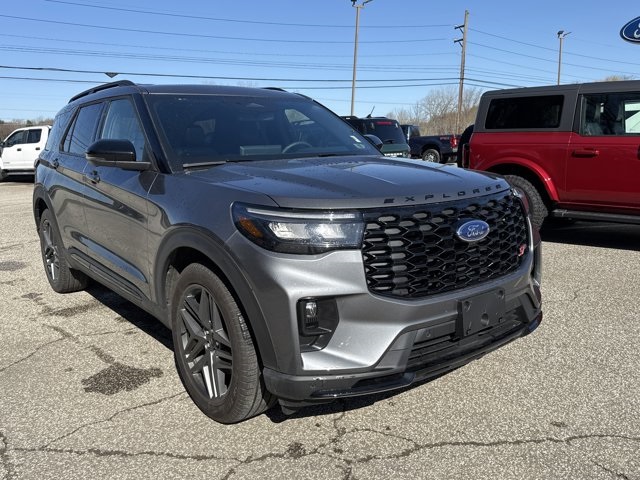 2025 Ford Explorer ST's photo