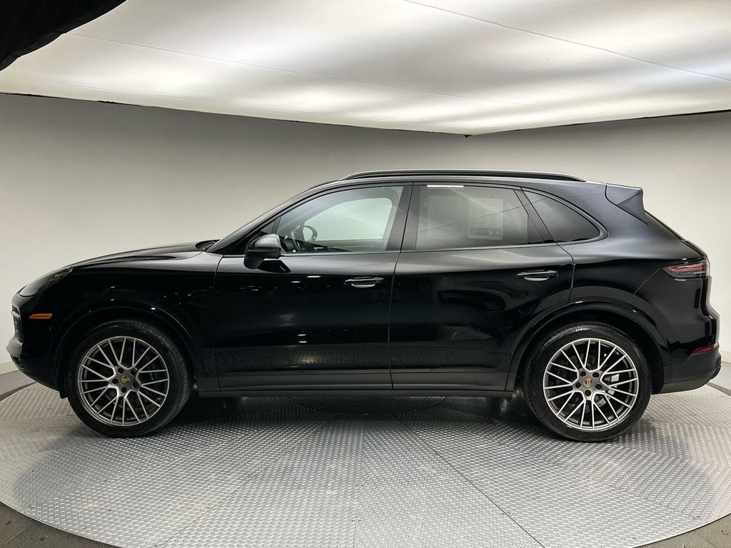 2022 Porsche Cayenne Base photo 2