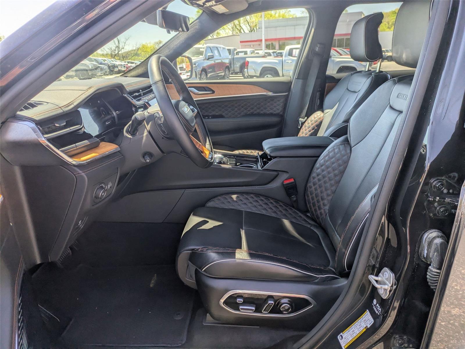2023 Jeep Grand Cherokee L Summit Reserve photo 13