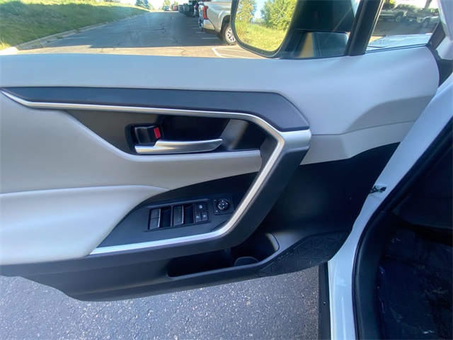 2023 Toyota RAV4 Hybrid XLE photo 4