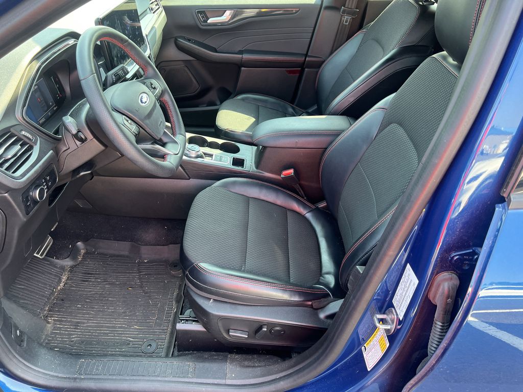 2023 Ford Escape ST-Line photo 2