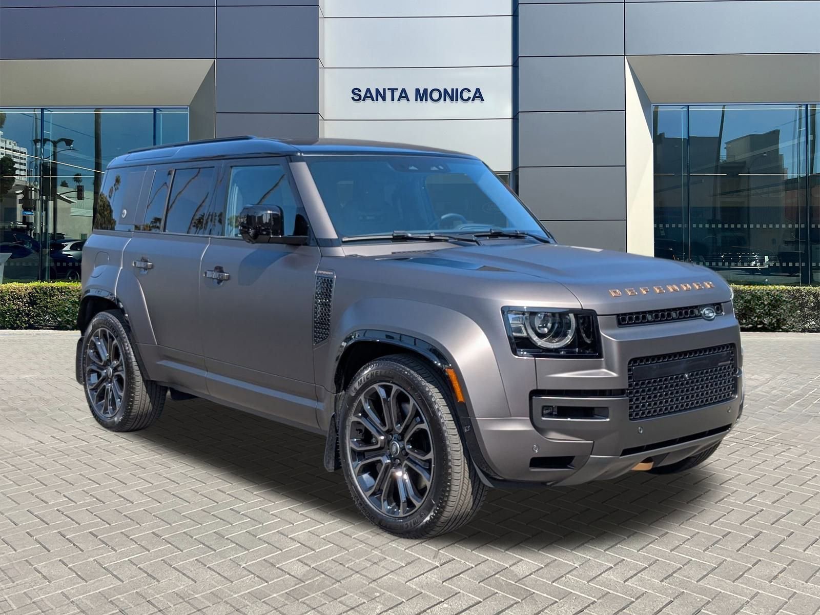 2025 Land Rover Defender 110 photo 6