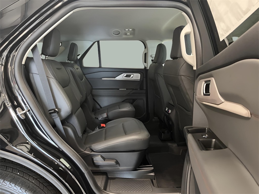 2025 Ford Explorer photo 25