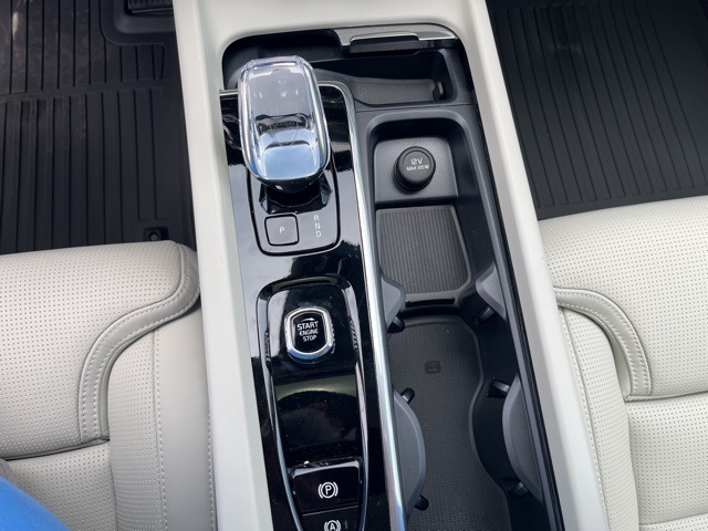 2025 Volvo XC60 B5 photo 18
