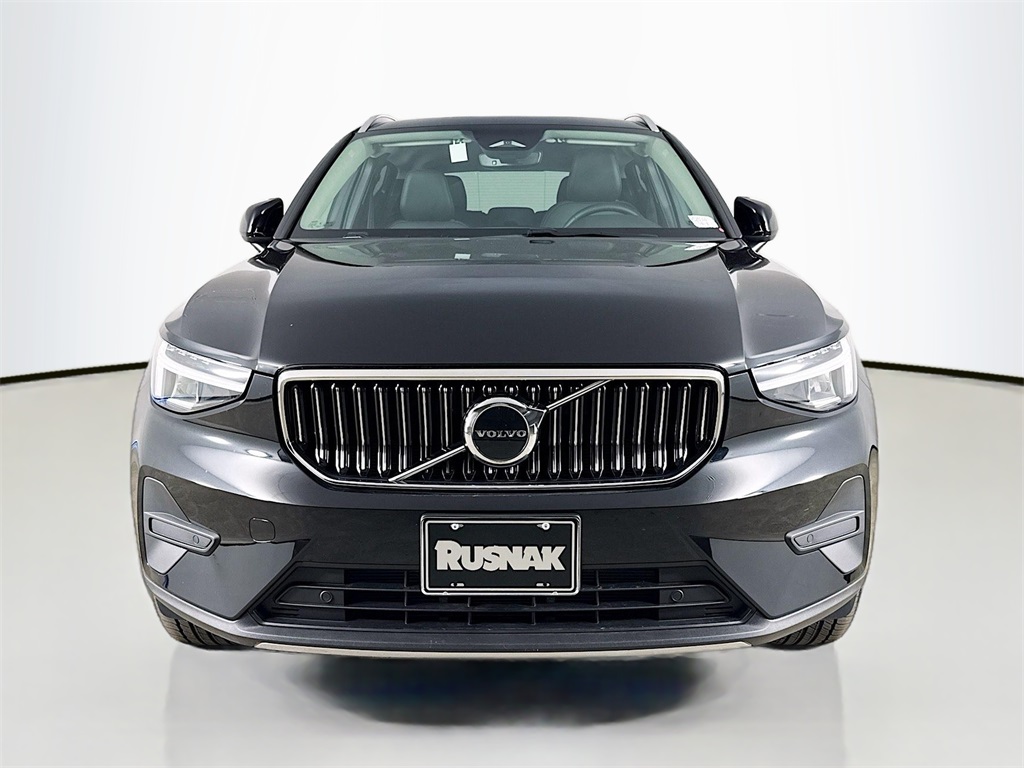 2025 Volvo XC40 Core photo 2