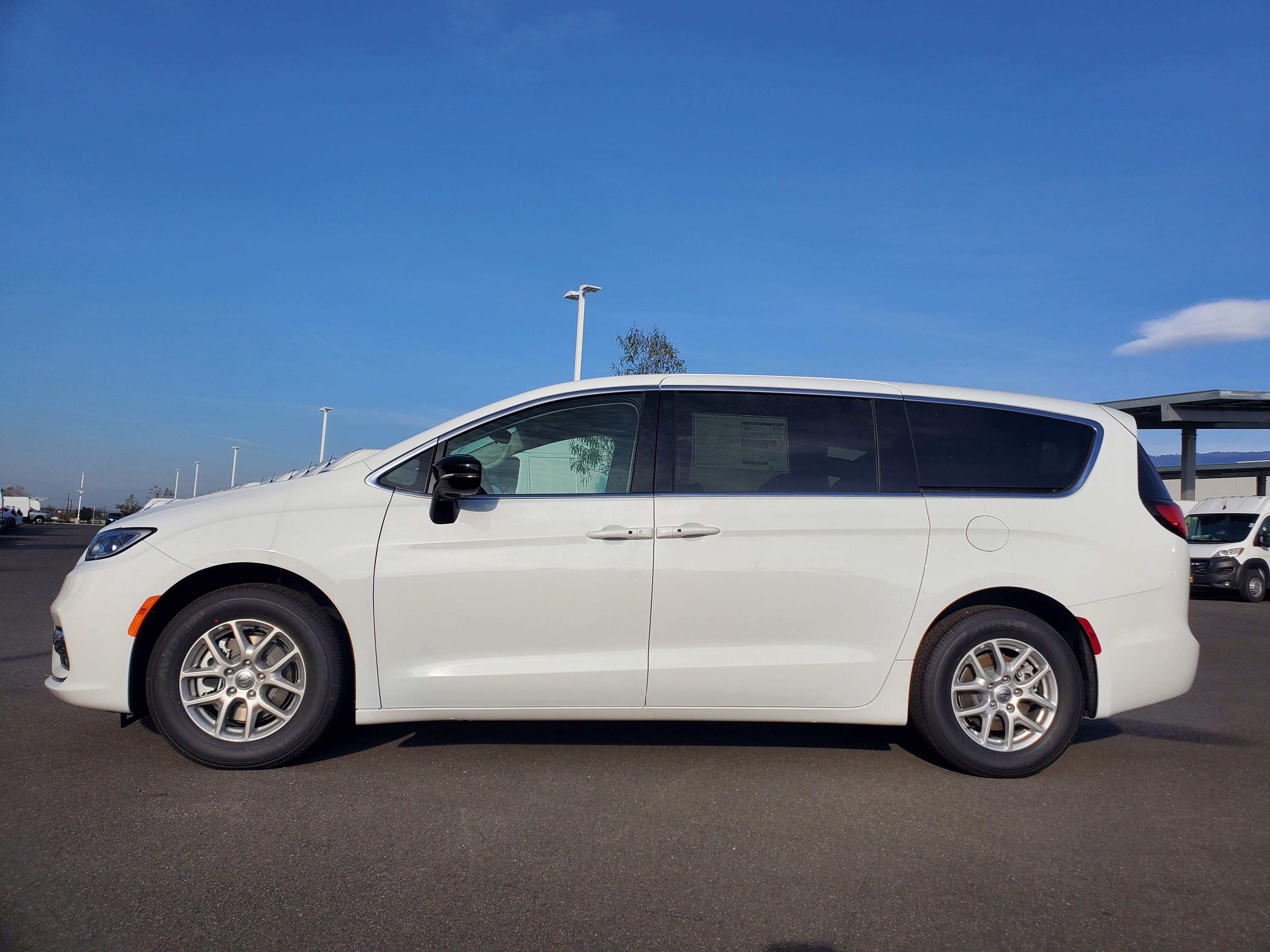 2024 Chrysler Pacifica Touring L photo 3