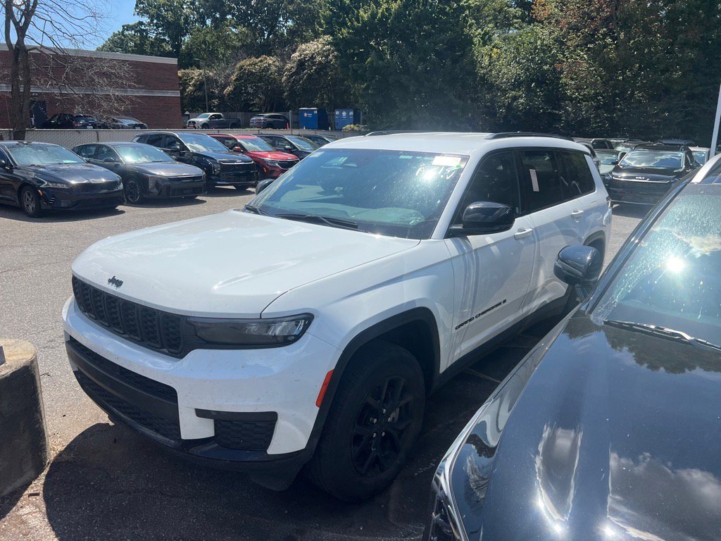 2024 Jeep Grand Cherokee Altitude photo 2