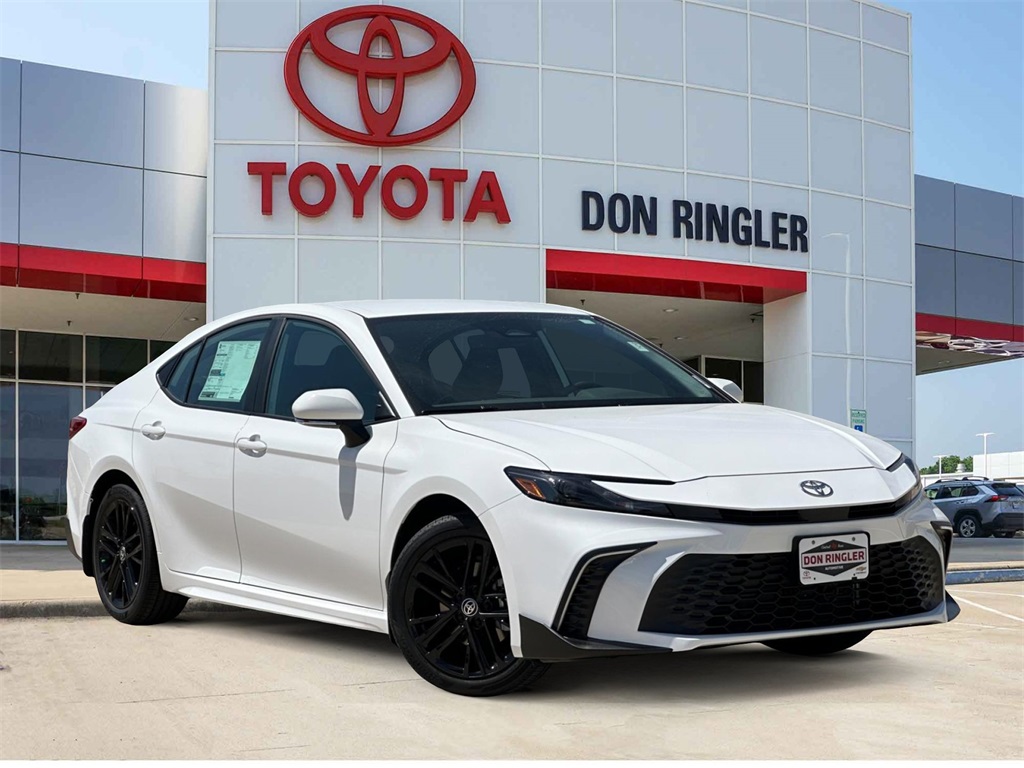 2025 Toyota Camry SE's photo