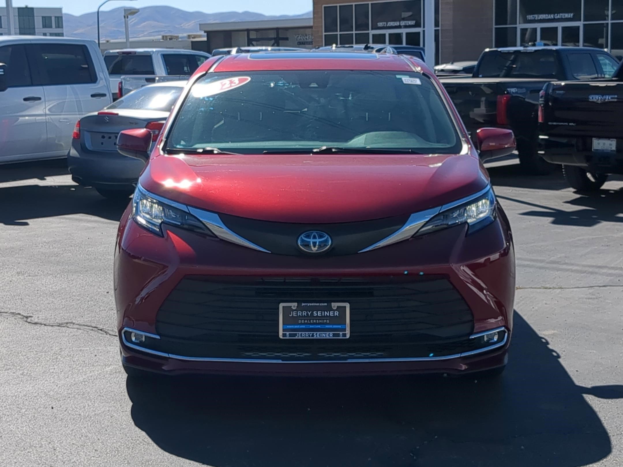 2023 Toyota Sienna XLE photo 8