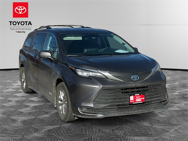 2021 Toyota Sienna LE's photo