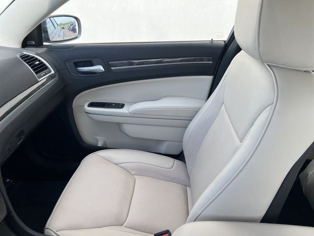 2023 Chrysler 300 Touring L photo 7