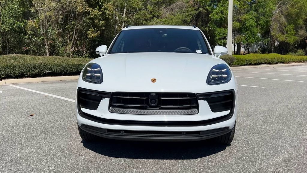 2025 Porsche Macan Base photo 3