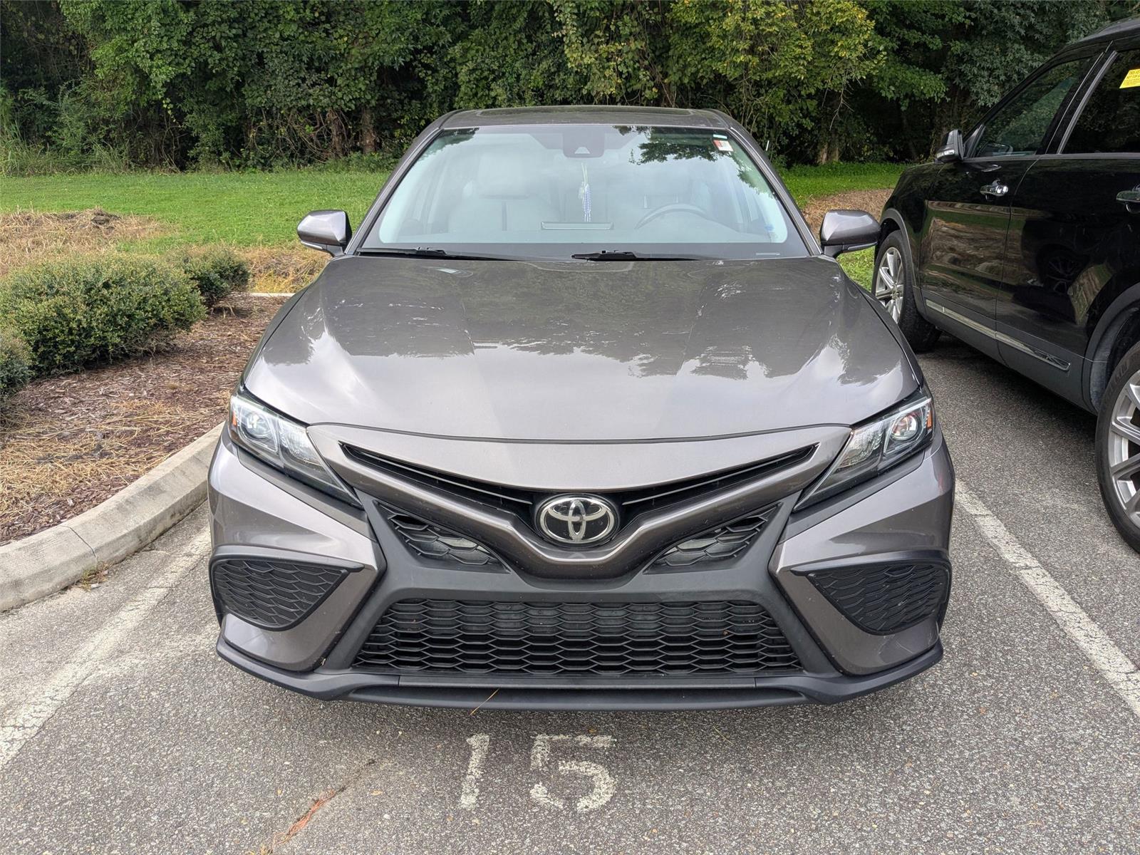 2022 Toyota Camry SE photo 2