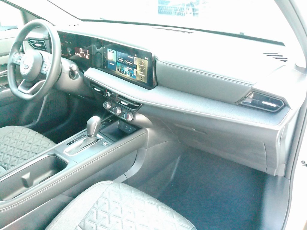 2025 Nissan Kicks SV photo 12