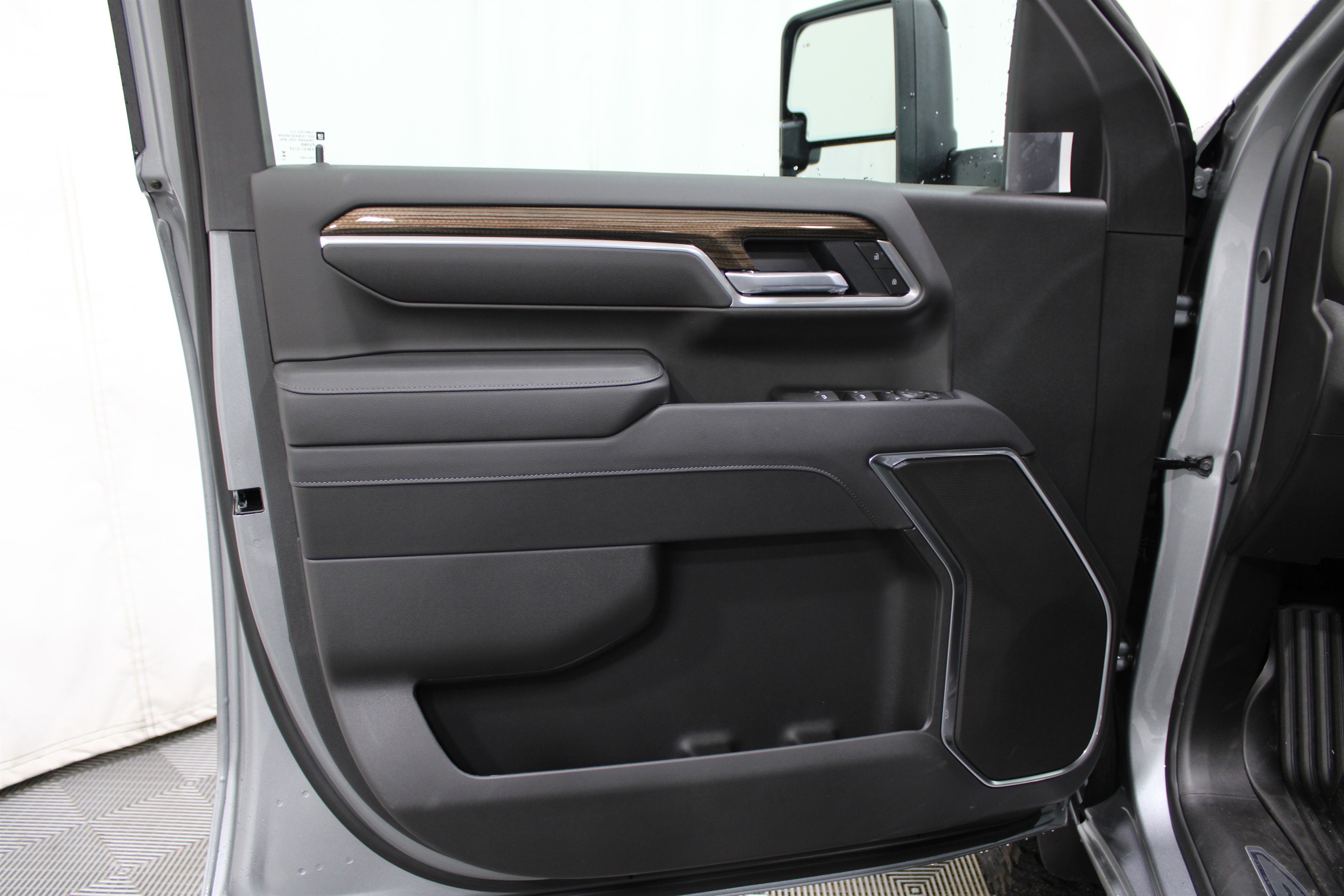 2025 Chevrolet Silverado 2500HD LT photo 3