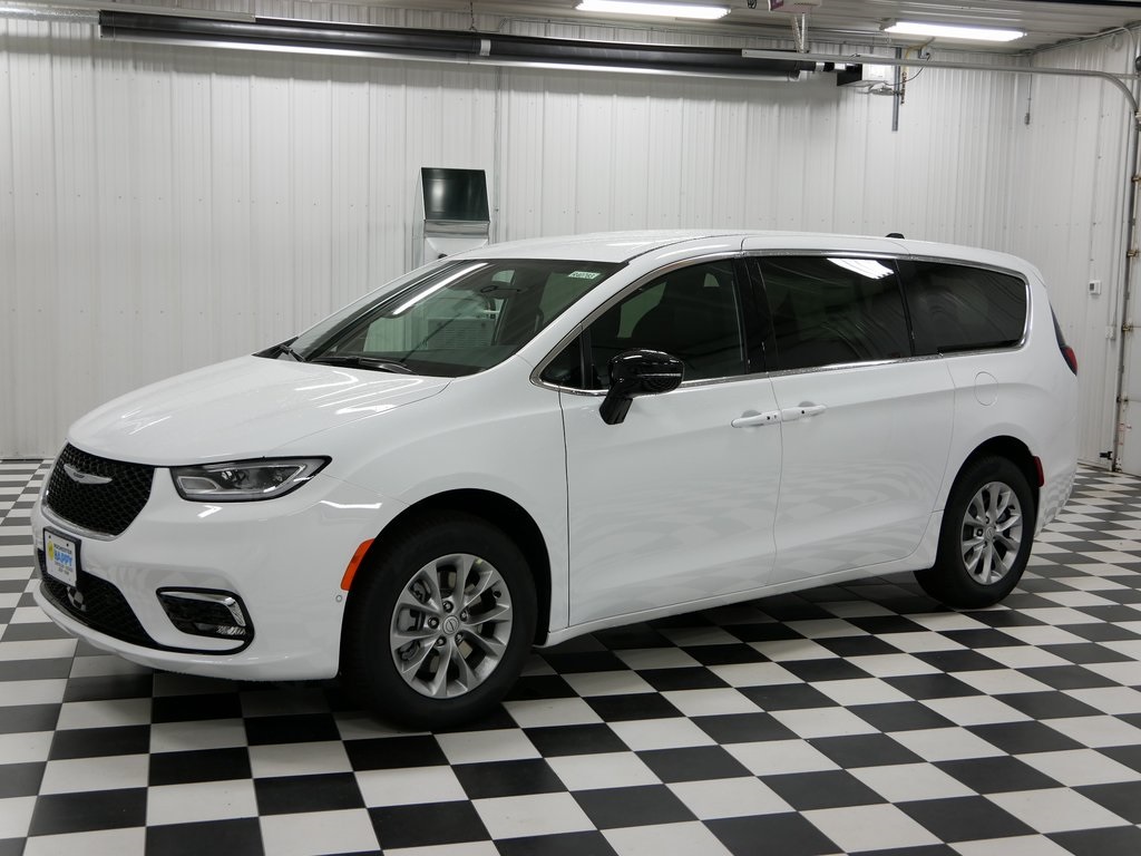 2026 Chrysler Pacifica photo 4