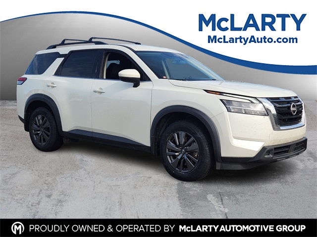 2022 Nissan Pathfinder SV's photo