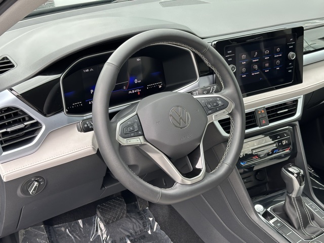 2025 Volkswagen Taos SE photo 3