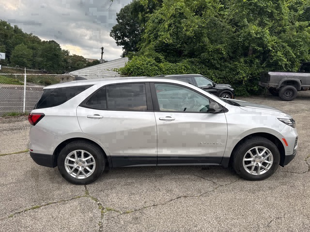 2022 Chevrolet Equinox LS photo 2