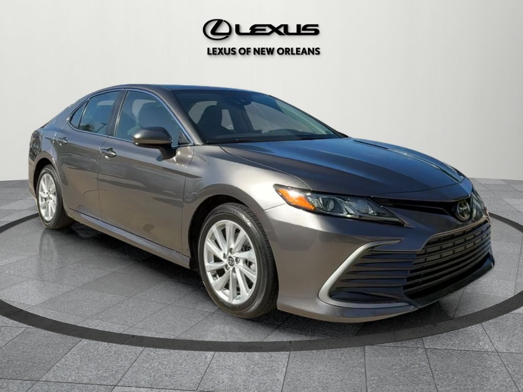 2022 Toyota Camry LE's photo