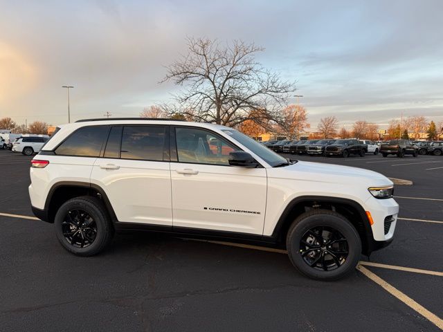 2025 Jeep Grand Cherokee Altitude photo 3