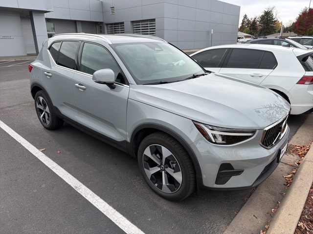2025 Volvo XC40 Core photo 4
