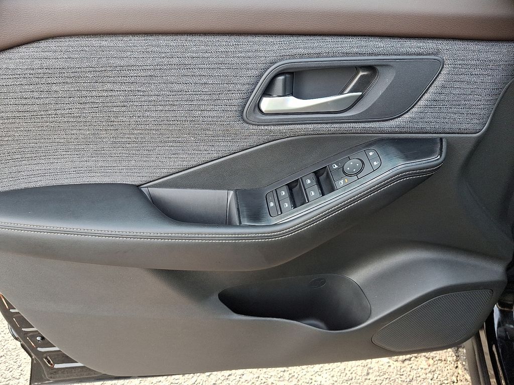 2023 Nissan Rogue SV photo 9