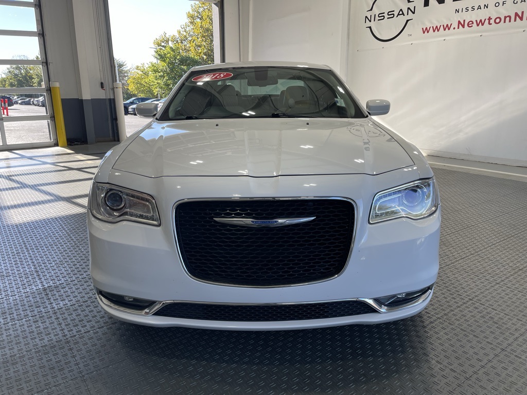 2018 Chrysler 300 Touring photo 2