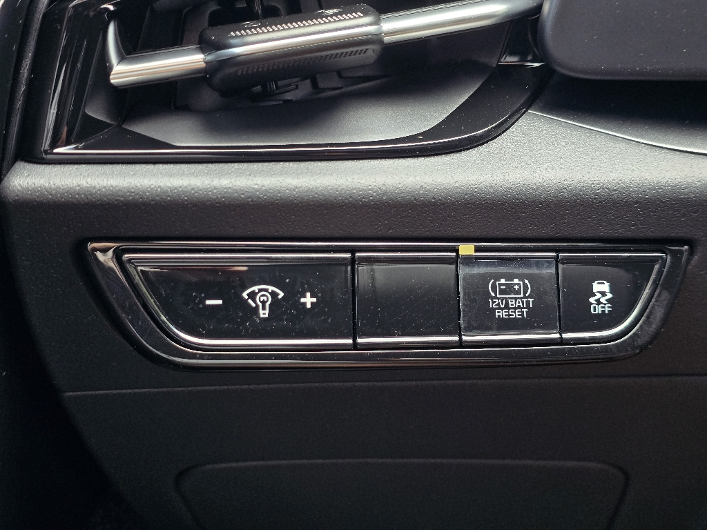 2025 Kia Niro LX photo 11