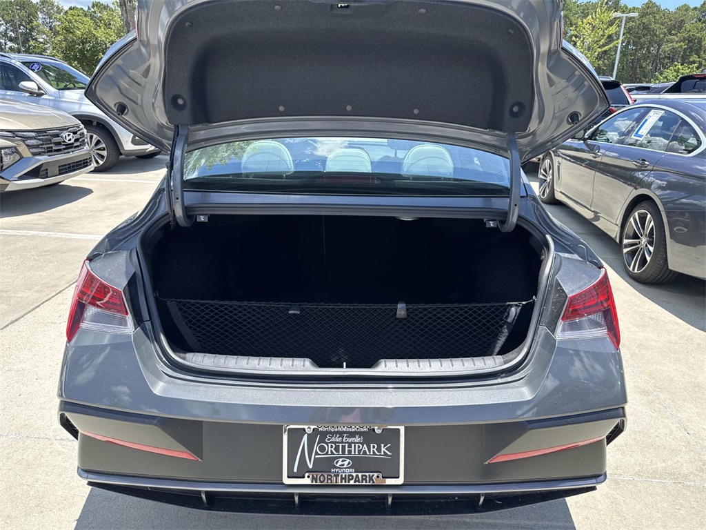 2025 Hyundai Elantra Limited photo 3