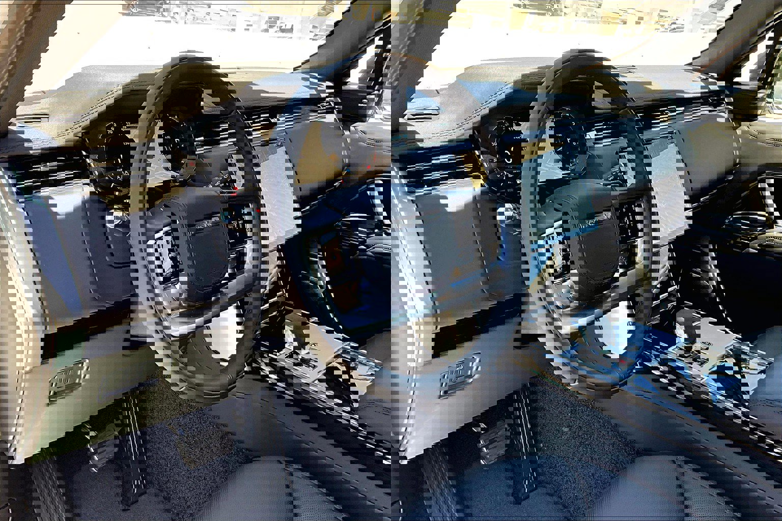 2025 Land Rover Range Rover SE photo 3
