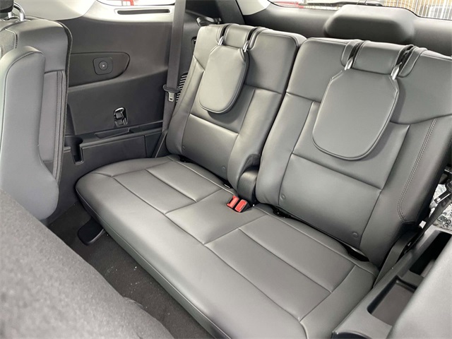 2025 Ford Explorer photo 8