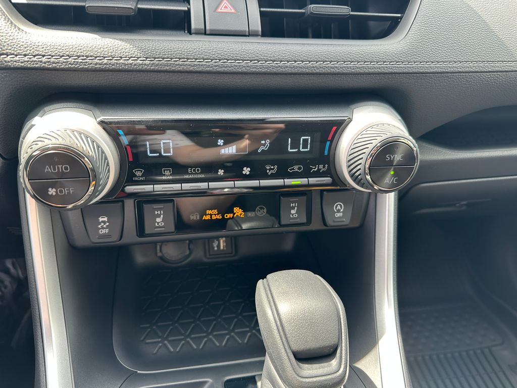 2025 Toyota RAV4 XLE photo 16