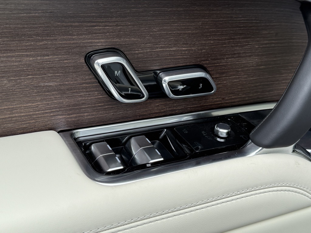 2025 Land Rover Range Rover SE photo 4