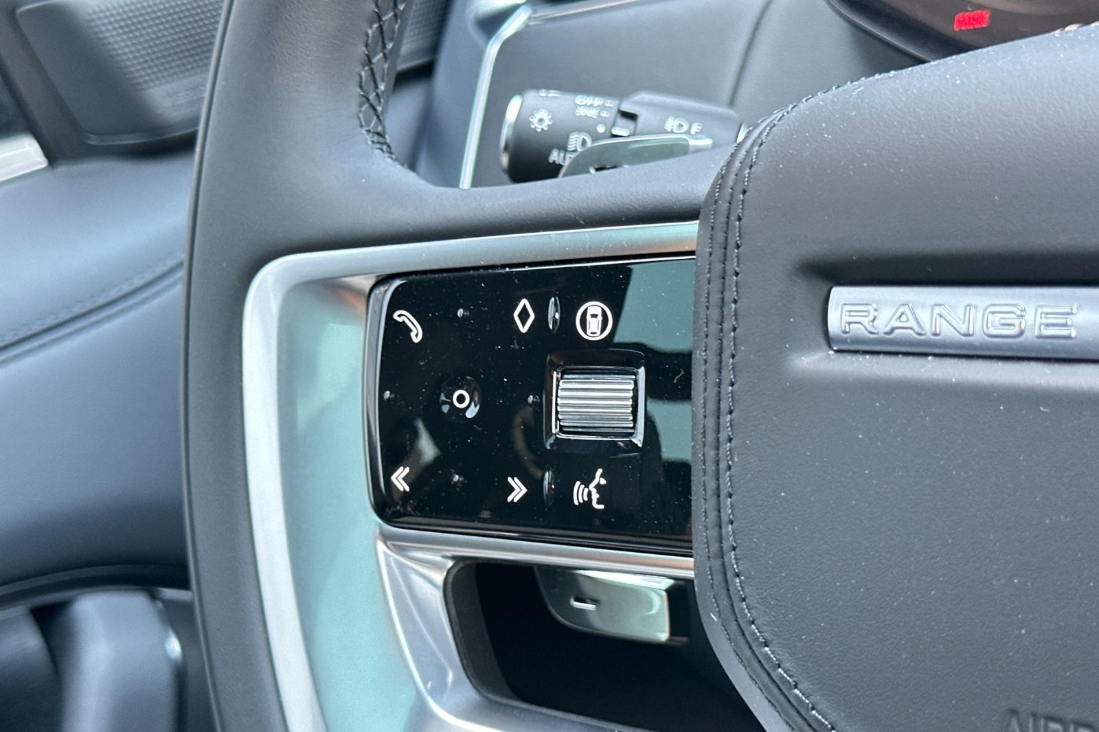 2025 Land Rover Range Rover SE photo 26