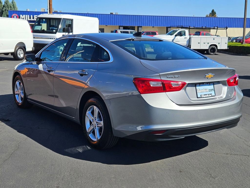 2025 Chevrolet Malibu photo 2