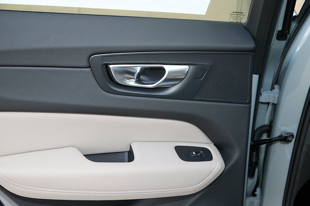 2026 VOLVO XC60 - Image 18