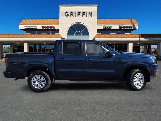 2022 Nissan Frontier SV photo 2