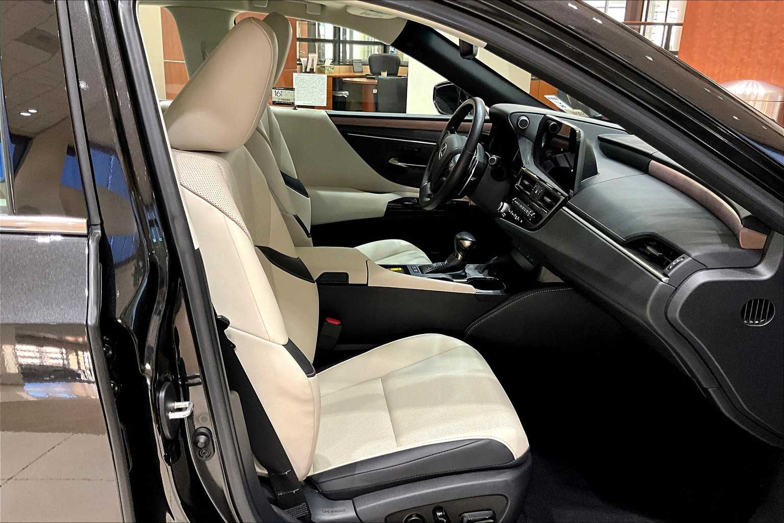 2025 Lexus ES 300h photo 8