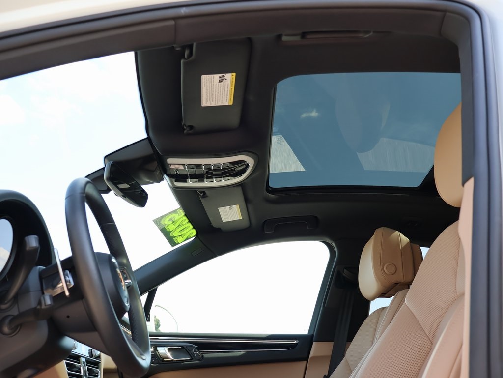 2025 Porsche Macan T photo 33