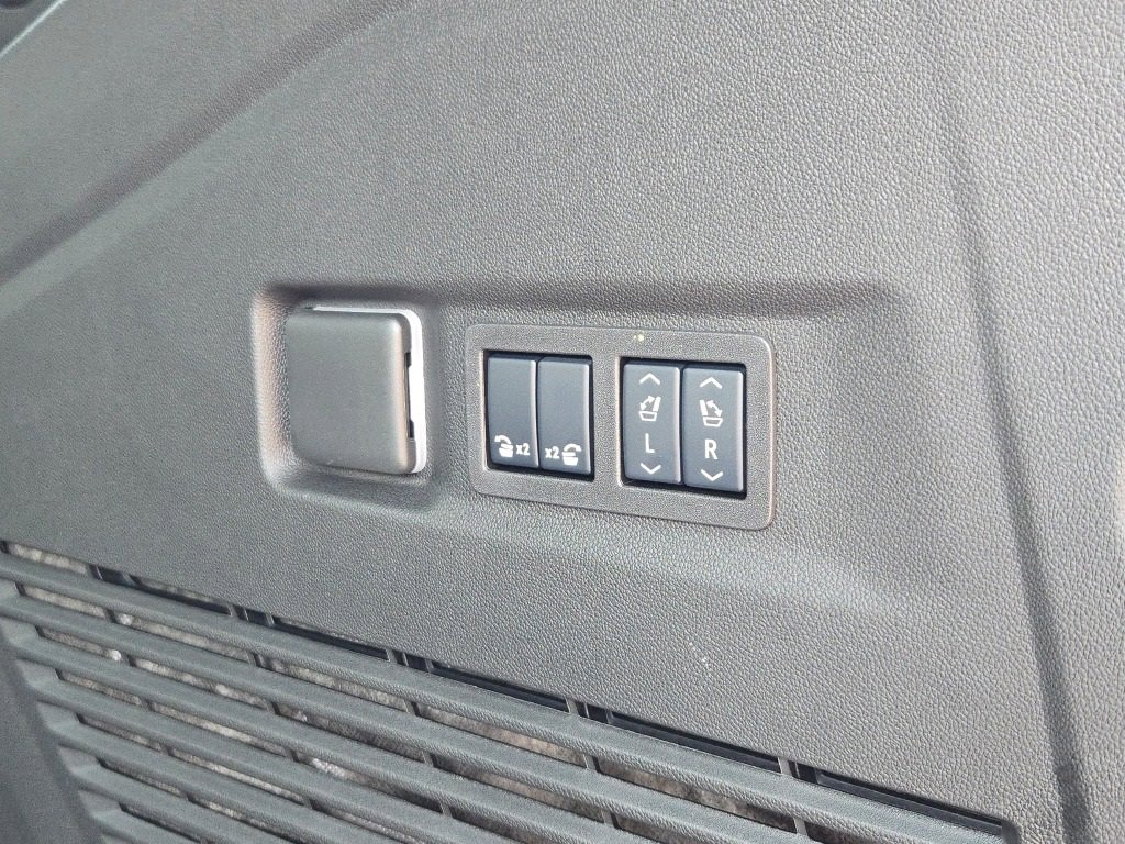 2025 Chevrolet Suburban Premier photo 19