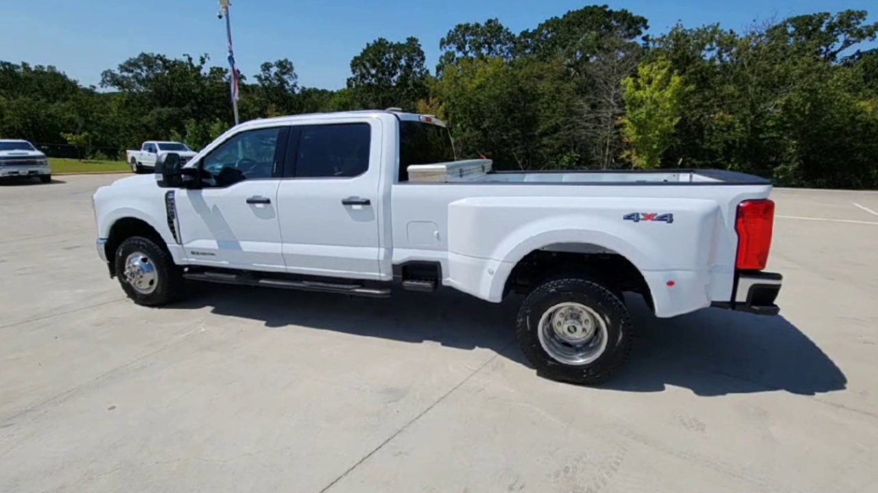 2023 Ford F-350 XLT photo 32
