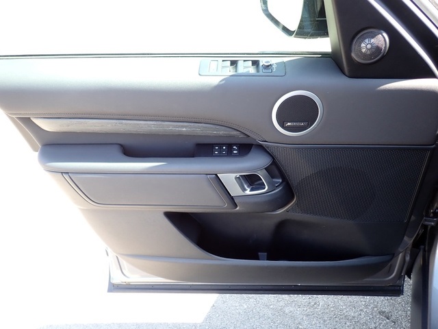 2020 Land Rover Discovery HSE photo 16