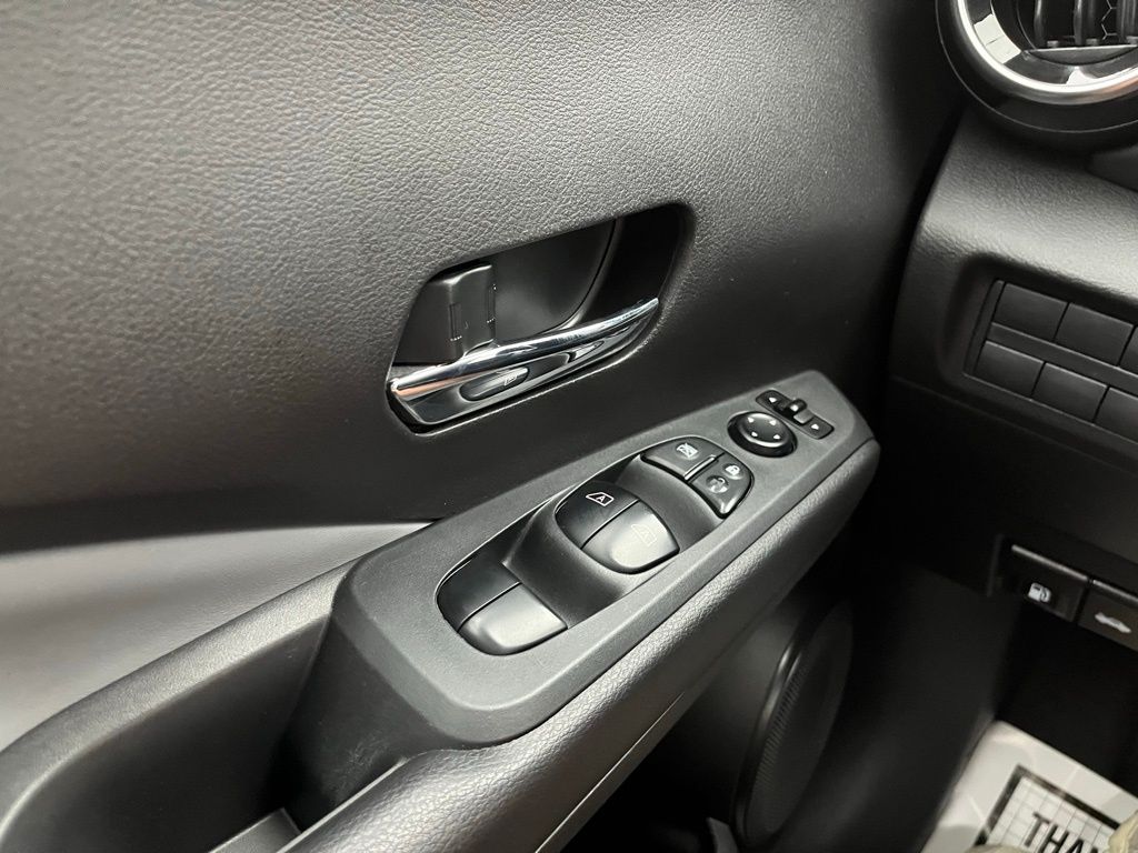 2023 Nissan Kicks SR photo 17
