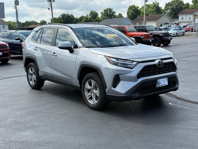 2023 Toyota RAV4 XLE photo 2