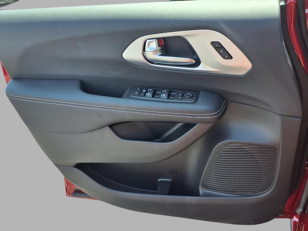 2026 Chrysler Pacifica Limited photo 13