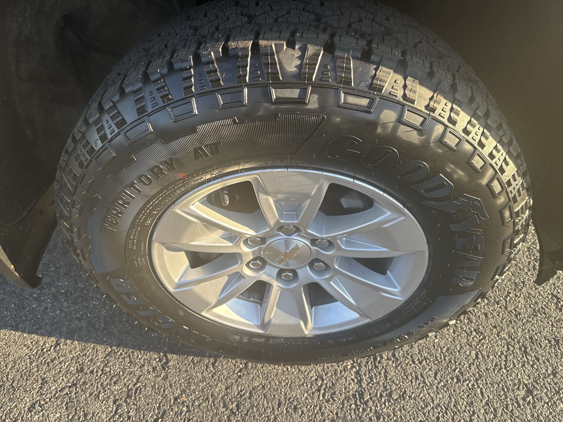 2021 Chevrolet Silverado 1500 LT photo 2