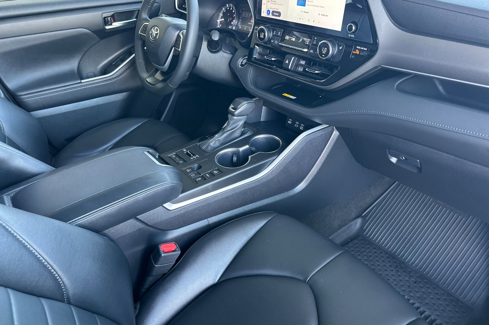 2023 Toyota Highlander L photo 14