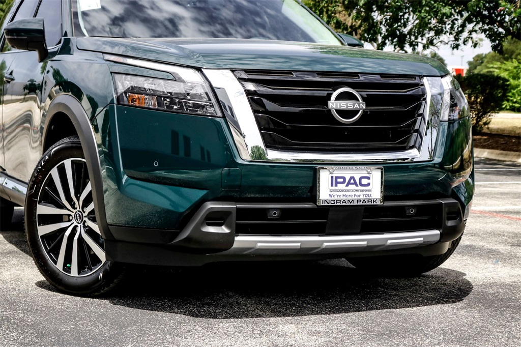 2025 Nissan Pathfinder Platinum photo 3